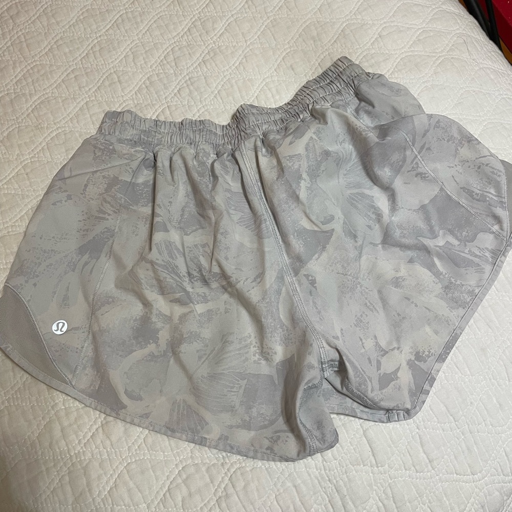 Lululemon Hotty Hot 4” Tall size 8